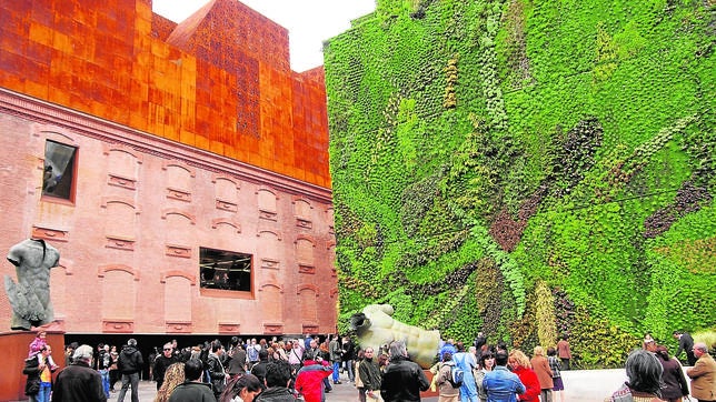 El jardín vertical del edificio de CaixaForum, en el Paseo del Prado