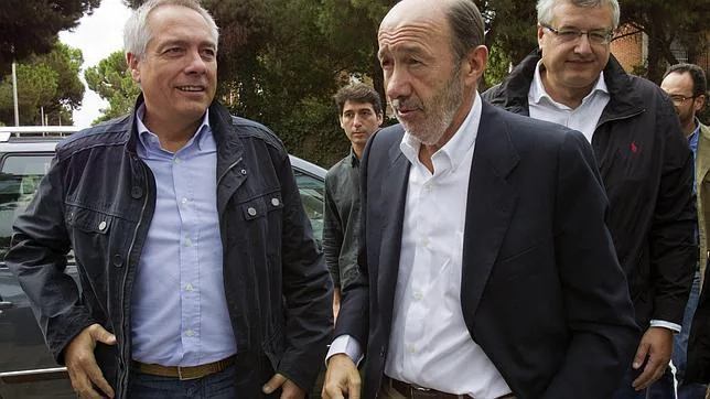 Navarro (PSC) hace presión con Rubalcala y ofrece a Rajoy la «puerta» para cambiar la Constitución
