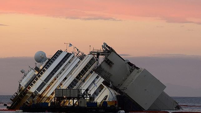 La recuperación del Costa Concordia finaliza hoy al amanecer