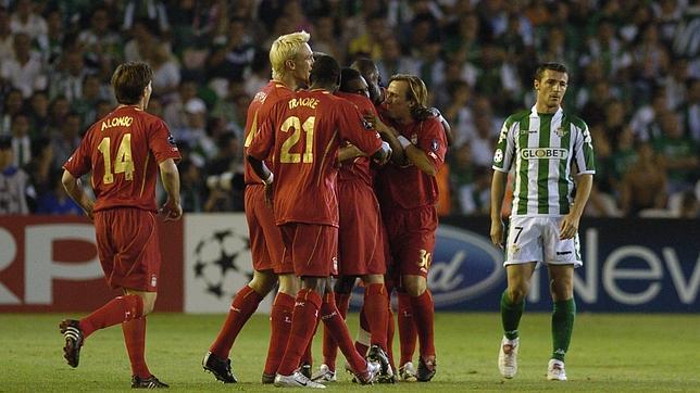 El francés Sinama Pongolle es felicitado por sus compañeros
