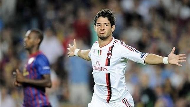 Pato celebra su gol en el Camp Nou