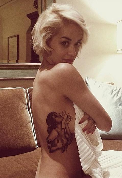 Rita Ora se tatua una mujer en top-less