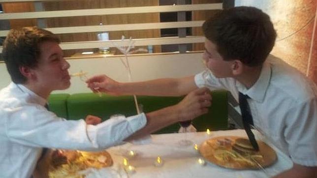 Echan a a dos adolescentes de un McDonald's por celebrar una «cena romántica» con copas y velas