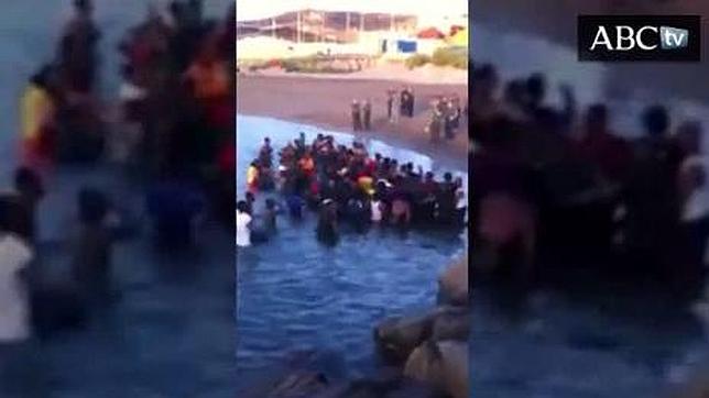 La curiosa reacción de los cien inmigrantes llegados a nado a Ceuta tras ser detenidos