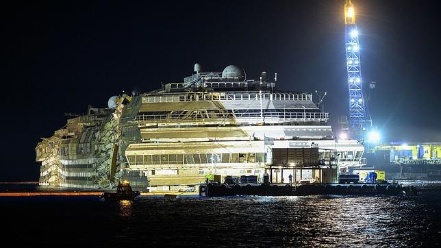 El «Costa Concordia» vuelve a erguirse tras una titánica operación de rescate