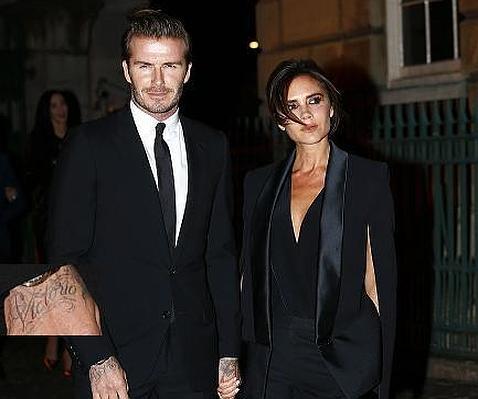 David Beckham se tatúa el nombre de Victoria en la mano derecha