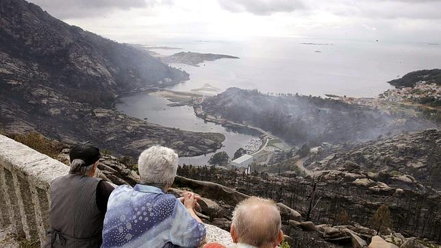 Feijóo asegura que los incendiarios intentan quemar Galicia 50 veces al día