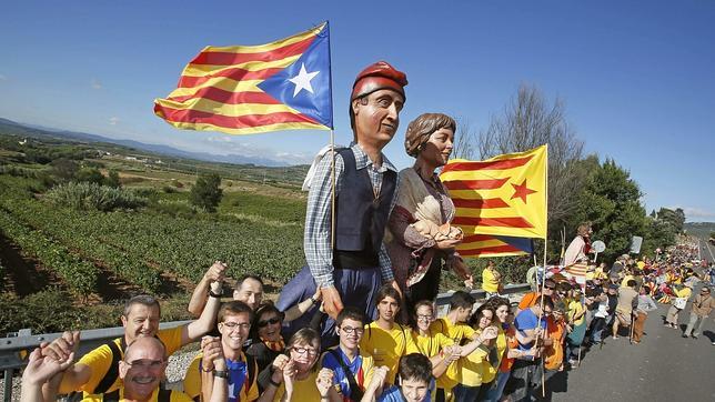 La Generalitat dice que 1,6 millones de personas secundan la Vía Catalana, mientras Interior baraja 600.000