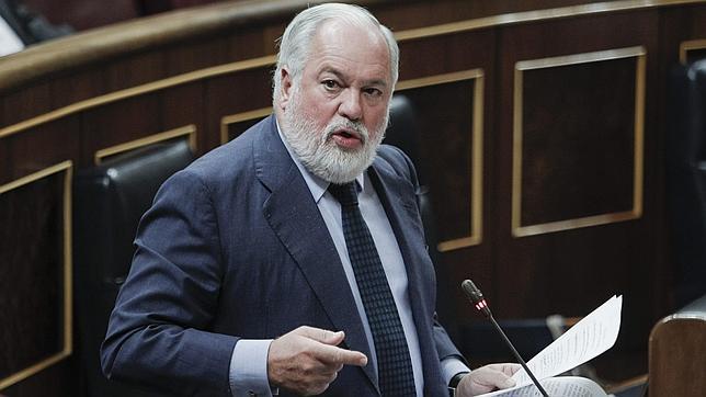 Cañete ve «francamente eficaz» la campaña de incendios en Galicia