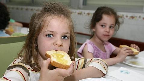 No dormir ocho horas diarias puede hacer que el niño elimine el desayuno de su dieta