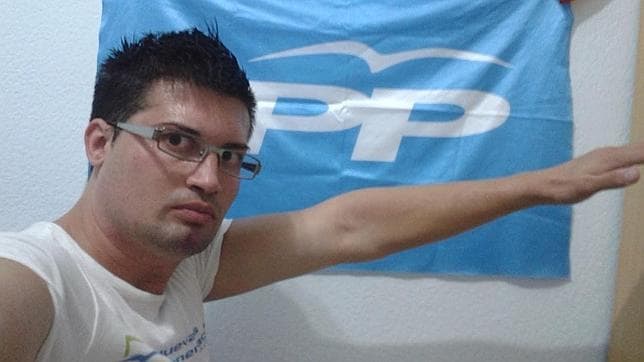 NNGG expulsa al militante del PP que se fotografió con un saludo fascista