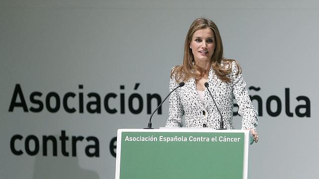 Doña Letizia anima a perder el miedo al «enemigo feroz» del cáncer