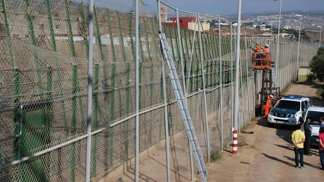 Unos 200 inmigrantes intentan saltar la valla de Melilla en un nuevo asalto masivo