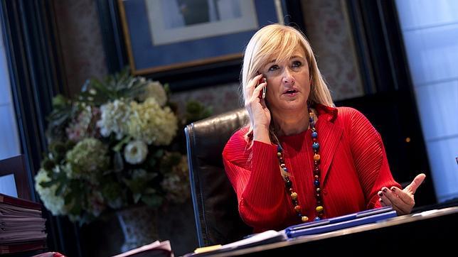 Cifuentes despacha sobre la agresión ultra en Blanquerna y la convocatoria «Jaque al Rey»