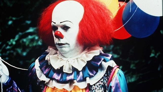 Tim Curry en el papel de «It», también conocido como Pennywise, el payaso
