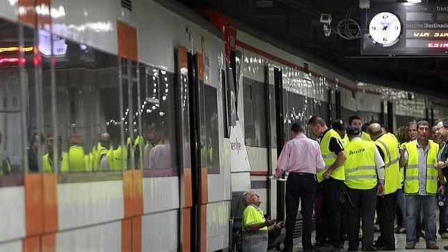 Más de veinte heridos leves al chocar dos cercanías en la estación de Sants