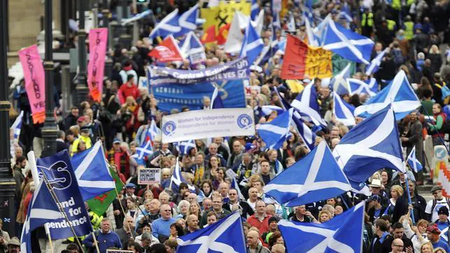 Miles de personas marchan en Edimburgo para reclamar la independencia escocesa