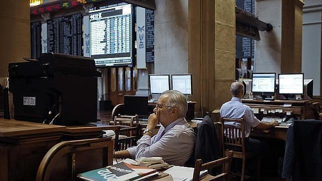 Un inversor debatiendo su siguiente apuesta