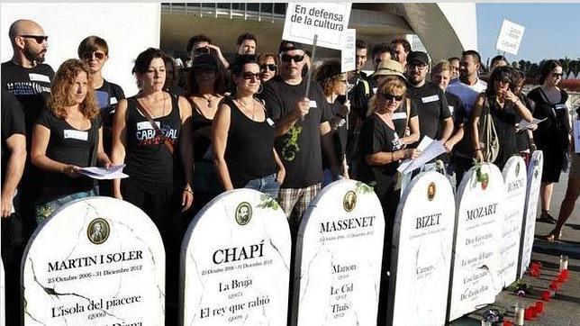 Los trabajadores de Les Arts protestan por el ERE en acceso al teatro
