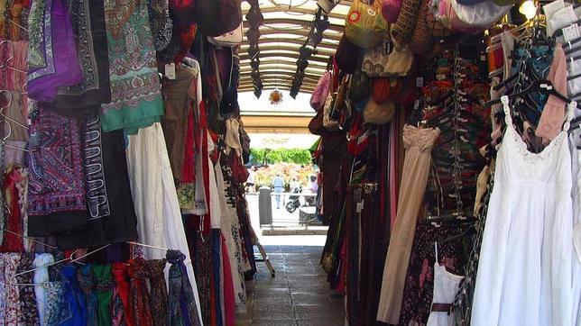 El mercadillo de la Avenida Felipe II ofrece ropa a precios asequibles en pleno barrio de Salamanca