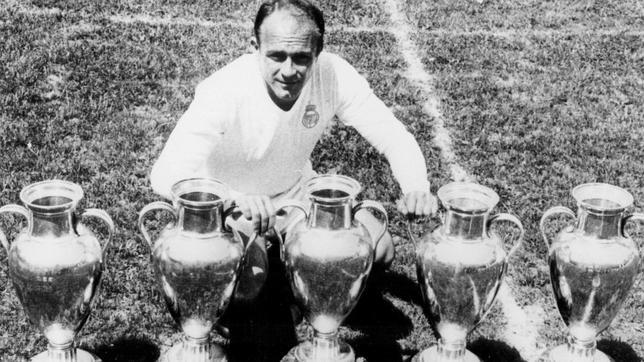 Di Stéfano posa con las cinco Copas de Europa que ganó con el Madrid