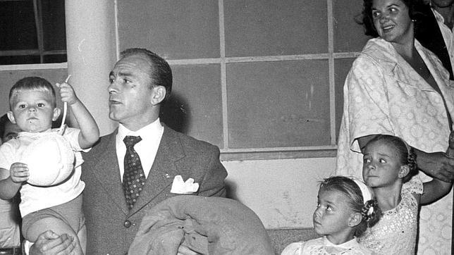 Di Stéfano con su hijo Alfredito en brazos. A la derecha, su esposa Sara y sus hijas Nanette y Silvana