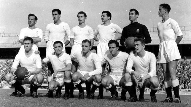 Equipo que se enfrentó al Nancy. En el centro, agachado, Di Stéfano