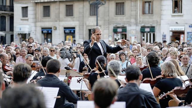 Batutas en plena calle contra los recortes en cultura