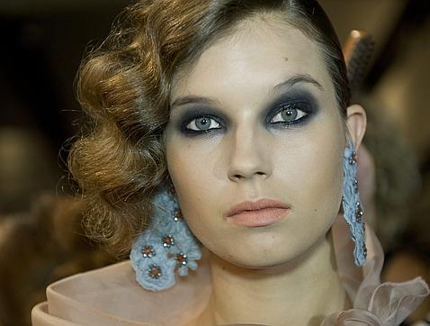 Modelo durante el desfile de Francis Montesinos