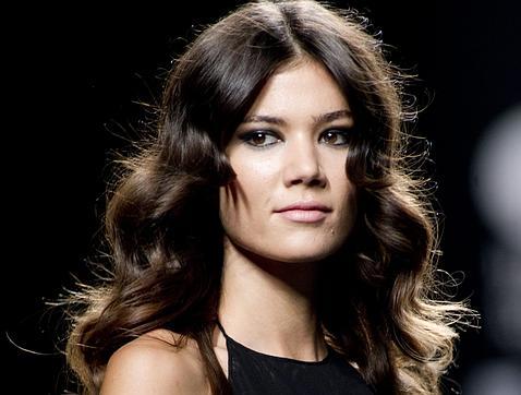 En el desfile de Teresa Helbig, la modelo Sheila Márquez con ondas perfectas