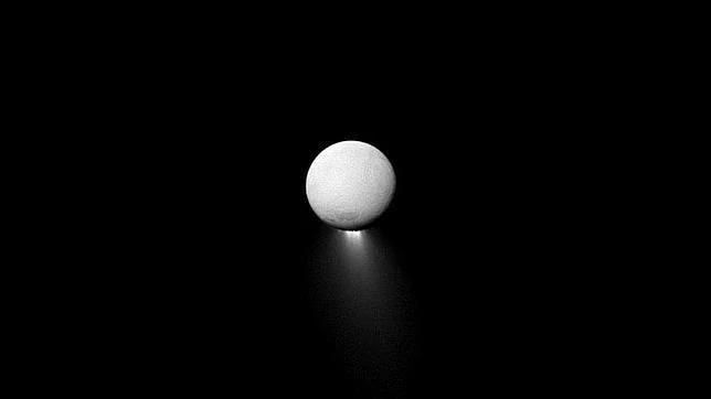 La luna Encélado suelta un chorro tan grande como ella misma