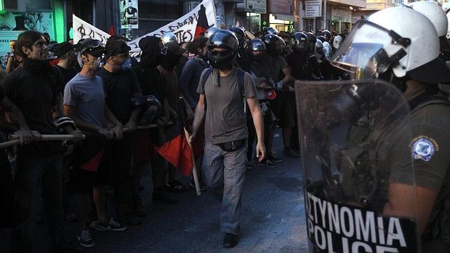 Grecia sale en tromba para protestar por el asesinato del rapero antifascista en Atenas