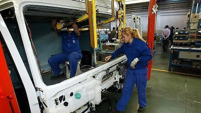 Trabajadores en una fábrica española