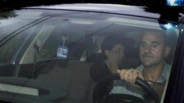 Los padres de Asunta llegan esposados al registro del domicilio de Doutor Teixeiro