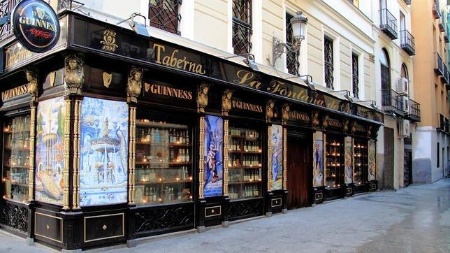 Los grupos que actúan en este pub de estilo irlandés hacen sobre todo versiones de rock