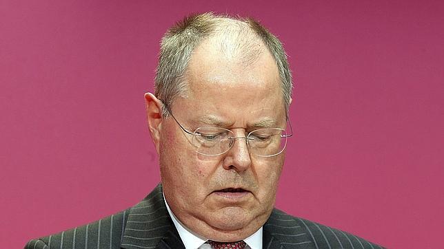 Steinbrück, exrival socialista de Merkel, dimite de todos sus cargos