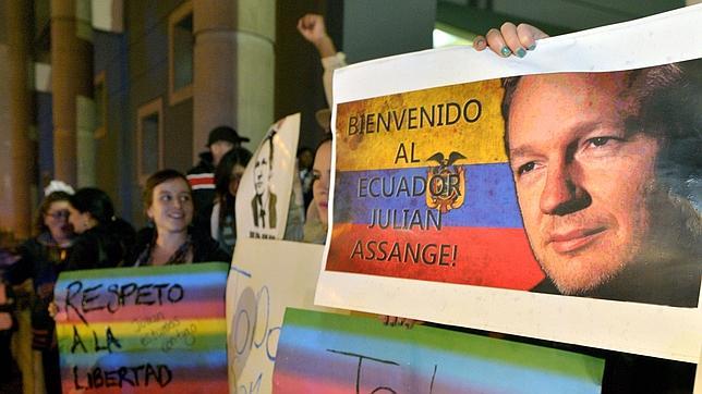 Assange habla sobre libertad de expresión con blogueros oficialistas cubanos