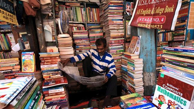 Leyendo la prensa en un kiosko