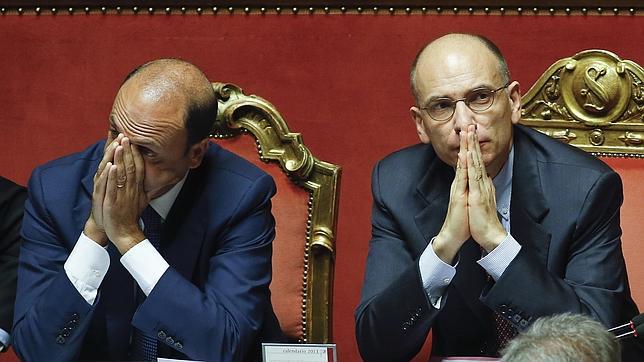 Censura casi unánime al último «gesto loco» de un Berlusconi que pierde fuelle