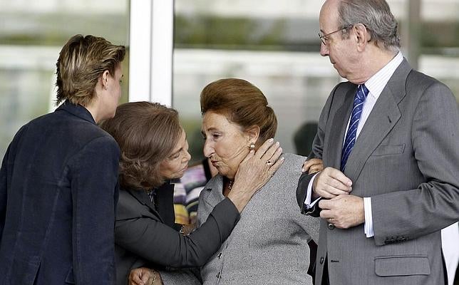 La Reina, sobre el Rey: «Está muy bien. Mañana yo creo que ya sale»