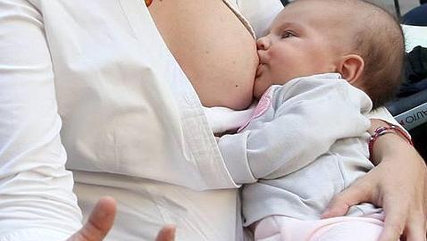 Solo el 65% de las mujeres embarazadas amamanta tras el alumbramiento