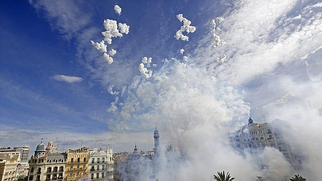 Una empresa ofrece lanzar cenizas de fallecidos al cielo en carcasas pirotécnicas
