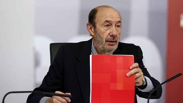 Rubalcaba desprecia el informe que exculpa al PP: «Un hecho indigno no deja serlo»