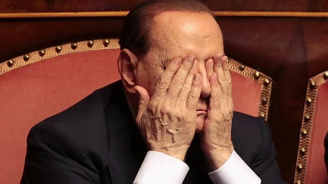 Berlusconi cae en su propia trampa y diseña el final de su vida política