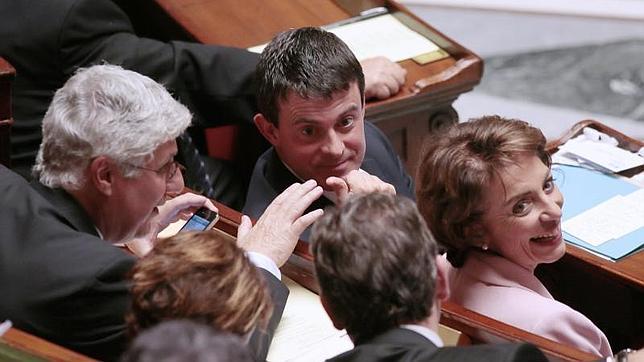 El ministro francés Valls asume su torpeza al criticar la integración gitana