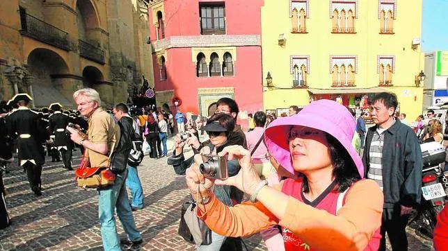China presenta una guía para correguir el comportamiento incívico de sus turistas