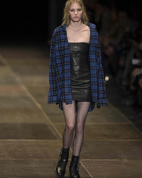 Modelo desfilando sobre la pasarela de Saint Laurent para el otoño-invierno 2013-14