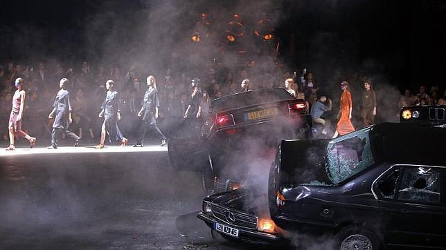 Detalle del accidente de coches que recrearon para el desfile de Givenchy