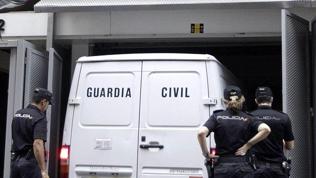 El juez Velasco decreta prisión con fianza de 20.000 euros a cuatro miembros de Herrira