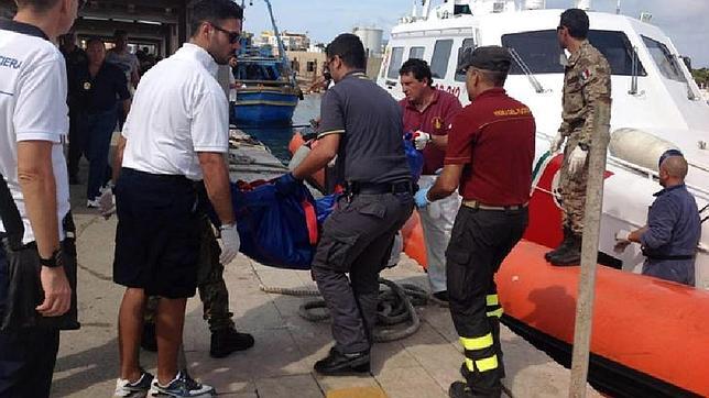 La alcaldesa de Lampedusa: «No sabemos dónde meter ni a los vivos, ni a los muertos»